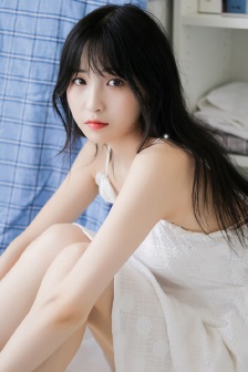 二次元女生开襟开叉裙穿搭壁纸